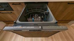 炊事時間を大幅に短縮できる食器洗浄乾燥機付き。食器を洗う手間が減るので家族とのコミュニケーションの時間や自分の時間が増えますね。