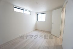 2面採光を確保した爽やかな風を感じて起きる朝は、快適生活の始まりに。家具を選ばないナチュラルなフローリングとシンプルなクロスです＾＾