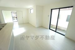 大きな窓のあるリビングは、陽光あふれる明るい空間です。居心地良く、ご家族皆がゆったり寛げる憩いの空間となりそうです。