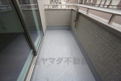 陽当たりの良いバルコニーです。お洗濯やお布団干しはもちろん、日光浴スペースにも。足元は防水工事施工済です。