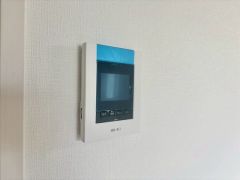 湯量・湯温の設定、そして保温までワンタッチのフルオートバス。便利な追い炊き機能付きです。