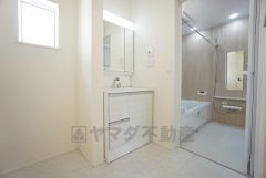 洗面台、洗濯機置き場、バスルームが連なっている、生活導線の考えられた作りになっています。