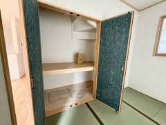 階段下をうまく利用した奥行のある押し入れ。1階に収納スペースがあるのはとても便利ですね。