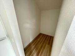 大容量のウォークインクローゼット。季節ごとのお洋服全てを収納できるので、衣替えも楽になりますね＾＾