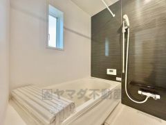 1日の疲れを癒すくつろぎのバスルーム。足を伸ばしてもゆったりと入れるサイズです。お子様と一緒にお風呂に入っても狭くないですね＾＾