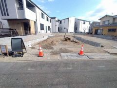 スーパーやコンビニ、ドラッグストア生活に便利な施設が徒歩圏にある住みやすい立地です＾＾