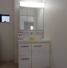 三面鏡にハンドシャワー付きで使いやすい洗面台です＾＾鏡裏と洗面ボウル下に収納付きの洗面台なので、整理整頓ができスッキリと使えます＾＾