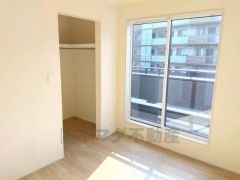 ウォークインクローゼットがついた使いやすい洋室です。