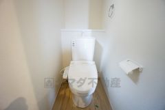同仕様写真。現況と異なる場合は現況優先です。 ウォシュレット付きトイレです。1階2階の2ヶ所にトイレがあるので、忙しい朝にもゆとりができますね＾＾ 温水洗浄便座リモコン付き。