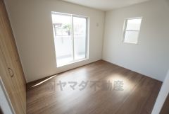 寛ぎの時間を紡ぎだす主寝室は、大型ベッドを置いても余裕の広さを確保しています。