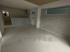 リビングは広々とした設計で、家族が集い、寛ぐ暮らしの空間を演出しています。