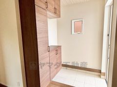 窓付きで採光も考えられた玄関です。たっぷり収納できるシューズボックス付きなので、家族全員の靴がきれいに整頓できます。