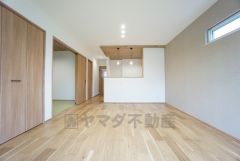 家族が集まる開放的なリビング。思い思いの時間を過ごしたり食事をしたり、素敵な団らんの場になりますね。