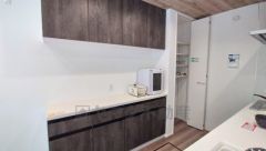 キッチンの背面には大型のカップボードが設置されています。食器収納としてはもちろん、作業台や家電置き場としても使えます。