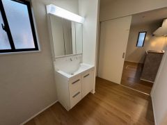 三面鏡にハンドシャワー付きで使いやすい洗面台です＾＾鏡裏と洗面ボウル下に収納付きの洗面台なので、整理整頓ができスッキリと使えます＾＾