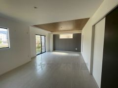 大きな窓のあるリビングは、陽光あふれる明るい空間です。居心地良く、ご家族皆がゆったり寛げる憩いの空間となりそうです。