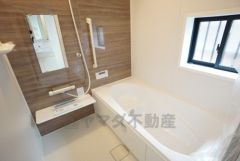 1日の疲れを癒すくつろぎのバスルーム。足を伸ばしてもゆったりと入れるサイズです。お子様と一緒にお風呂に入っても狭くないですね^^