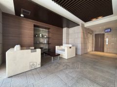 ゆったりとした空間のエントランス。バリアフリーなので、幅広い年齢層の方におすすめです。