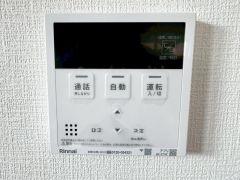 お湯張り、追い炊き、温度調節がボタンで楽々操作できる給湯器リモコンです＾＾忙しい夕飯の準備の時間帯に重宝しますね。