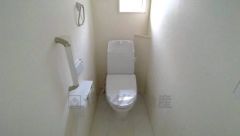 ウォシュレット付きトイレです。1階2階の2ヶ所にトイレがあるので、忙しい朝にもゆとりができますね＾＾ 温水洗浄便座リモコン付き。