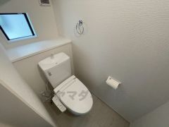 温水洗浄機付トイレです。節水機能もあるので、安心して使えますね。もちろん、1階2階の2ヶ所にトイレがあるので、忙しい朝にもゆとりができますね。