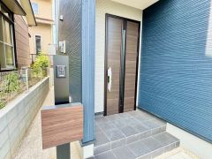 ブラウンの玄関扉＾＾外壁とマッチングしていてかっこいいですね＾＾家の顔となる玄関扉がかっこいいと、たくさんの人を招き入れたくなりますね＾＾