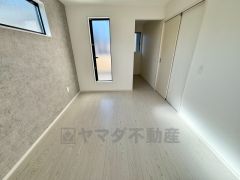 2面採光を確保した爽やかな風を感じて起きる朝は、快適生活の始まりに。デザインクロスがアクセントになった落ち着いた雰囲気の洋室です。