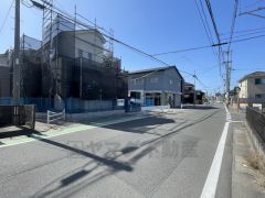 東側約8.8ｍの公道。