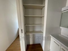 便利な洗面室収納。散らかりがちなバスタオルや清掃用品、化粧品や予備のシャンプー等もきれいに整頓できますね。