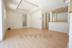 対面式キッチンを中心としたリビングダイニングで家族の会話が弾みそうです。