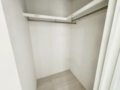 ウォークインクローゼット付き。広々した空間は普段使いから趣味の道具まで様々なものが収納できそうです。