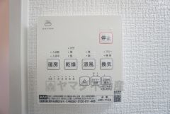 雨の日の洗濯も安心できる浴室暖房乾燥機付き浴室。リモコンで操作もボタン1つで簡単。