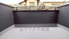 陽当たりの良いバルコニーです。お洗濯やお布団干しはもちろん、日光浴スペースにも。足元は防水工事施工済です。