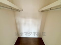 大容量のウォークインクローゼット。季節ごとのお洋服全てを収納できるので、衣替えも楽になりますね＾＾