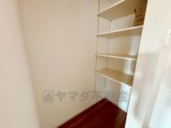 キッチン後方に設けられたパントリー。広さが十分に確保されているため、大きなお皿や使用頻度の少ない調理器具なども楽々収納できますね＾＾