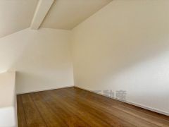 主寝室には空間の広がりを演限られたスペースを有効活用したロフト付き　すっきりと整理整頓でき気持ちよく過ごせますね