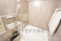 足を伸ばしてもゆったりと入れるサイズです。お子様と一緒にお風呂に入っても狭くないですね＾＾