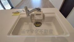 広々とした凸型シンクに洗剤ポケットを標準装備。大きなお鍋など洗いやすいです。