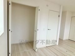 大きめのクローゼットがついた使いやすい洋室です。すっきりと整理整頓できるので気持ちよくすごせます＾＾