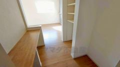 リビングから洗面に通じる動線に作り付けのデスクと背部には収納棚があり、ワークスペースやお子様の勉強スペースにも。