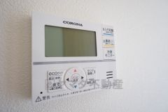 キッチン横からボタン一つで楽々操作できる給湯機リモコンです＾＾忙しい夕飯の準備の時間帯に重宝しますね。