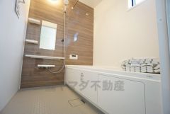 1日の疲れを癒すくつろぎのバスルーム。足を伸ばしてもゆったりと入れるサイズです。お子様と一緒にお風呂に入っても狭くないですね^^