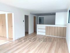 家族が集まる開放的なリビング。思い思いの時間を過ごしたり食事をしたり、素敵な団らんの場になりますね。