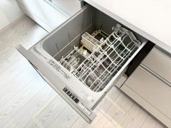 普通に食器洗いをする時より水道代が70％ほど削減できます。夜お休みになるときに食洗器を利用すれば朝起きた時には食器が綺麗になっていますので便利です。
