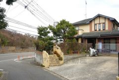 前面道路は南側3.7ｍ、西側16.8ｍに面しています。