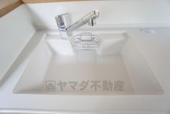 キッチンシンクは洗剤やスポンジを収納出来るラック付き。広さも確保しているので、大きなお鍋も洗いやすいですね。