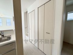 リビングとキッチンからすぐ使用できる場所に収納が設置されています。