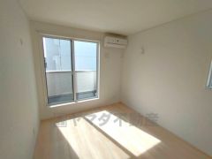 バルコニーに面していて日当たりがよく、寝室としての利用もおすすめです＾＾