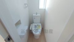 ウォシュレット付きトイレです。1階2階の2ヶ所にトイレがあるので、忙しい朝にもゆとりができますね＾＾