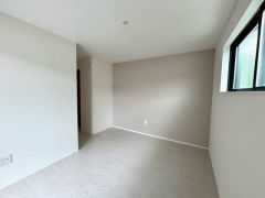 デザインクロスがアクセントになった落ち着いた雰囲気の洋室です。居室としてももちろん、収納や書斎、お子様のプレイスペースにも＾＾使い勝手が良さそうです＾＾
